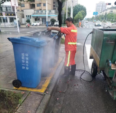 廣德市 夏日炎炎，堅(jiān)守崗位不懼“烤驗(yàn)”——記高溫下的城市垃圾清運(yùn)人